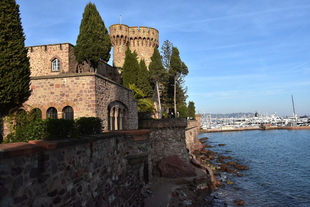 IL ETAIT UNE FOIS UN CHATEAU LES PIEDS DANS L’EAU