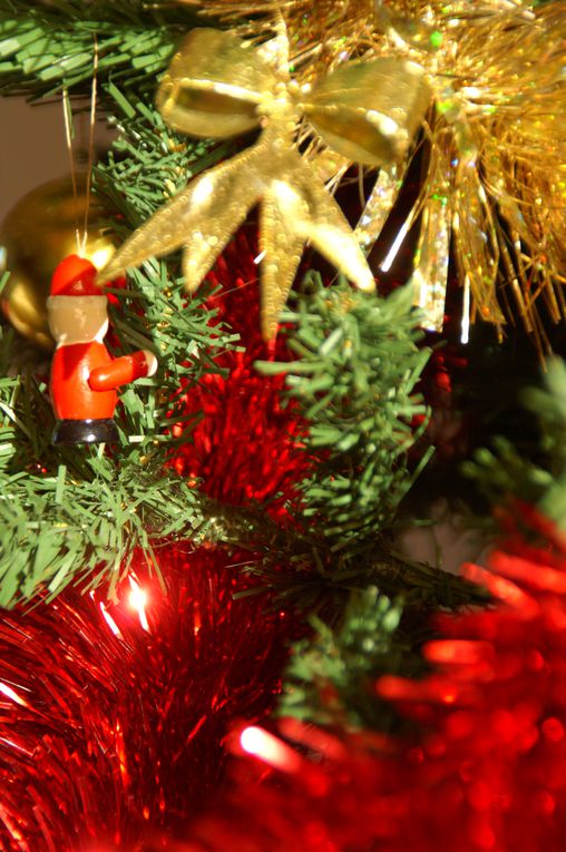 Cartes de voeux, Père Noël, boules brillantes, guirlandes, sapin.... tous les symboles des fêtes de fin d'année....