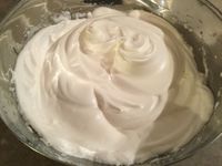 Boule de Noël nougat glacé coeur framboise 