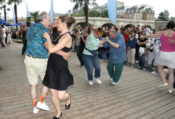 Paris-Plage-juillet 2006- Atelier "danses de salon" animé par Mademoiselle Clairette, Beatriceà la direction chorégraphique Valerie à l'accordéon et tous les danseurs