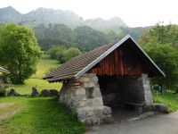 Au Plan Montmin, une maison au pied de l'Arclosan, le lavoir et le coq du clocher.