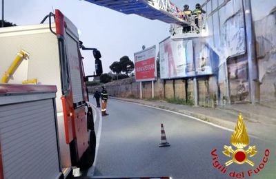 SALERNO E PROVINCA NEWS Salerno, crolla cartellone pubblicitario: paura in via San Leonardo I vigili del fuoco hanno provveduto a mettere in sicurezza la zona