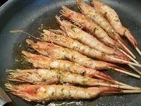 4 - Mettre les pâtes à cuire selon indications sur le paquet. Dans le même temps, verser un fond d'huile de la marinade dans une poêle, y faire revenir et dorer vos gambas 3 à 4 mn sur chaque face. Dresser dans un plat de service les pâtes, les gambas et la sauce, assaisonner de quelques tours de moulin de poivre de Timut pour terminer, décorer d'une feuille de persil plat et déguster de suite. 