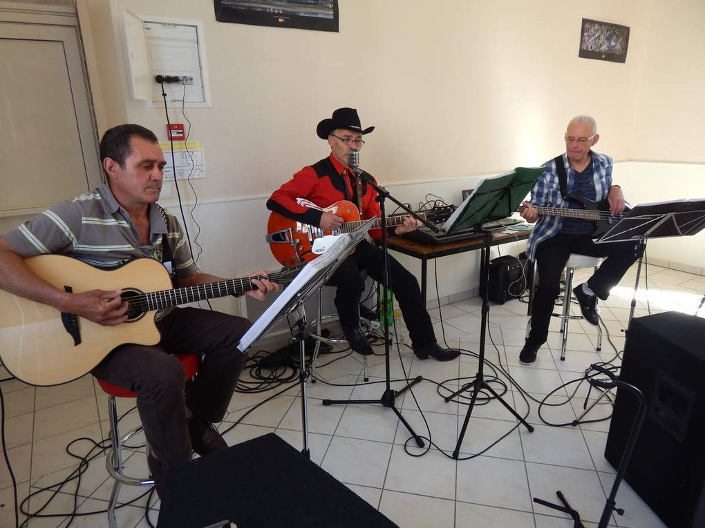 Bel après midi country, avec des démos et des initiations, belle participation des habitants du Charme