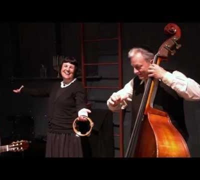 Klezmerband Nigun speelt "Arum dem Fayer" in het decor van Nadien