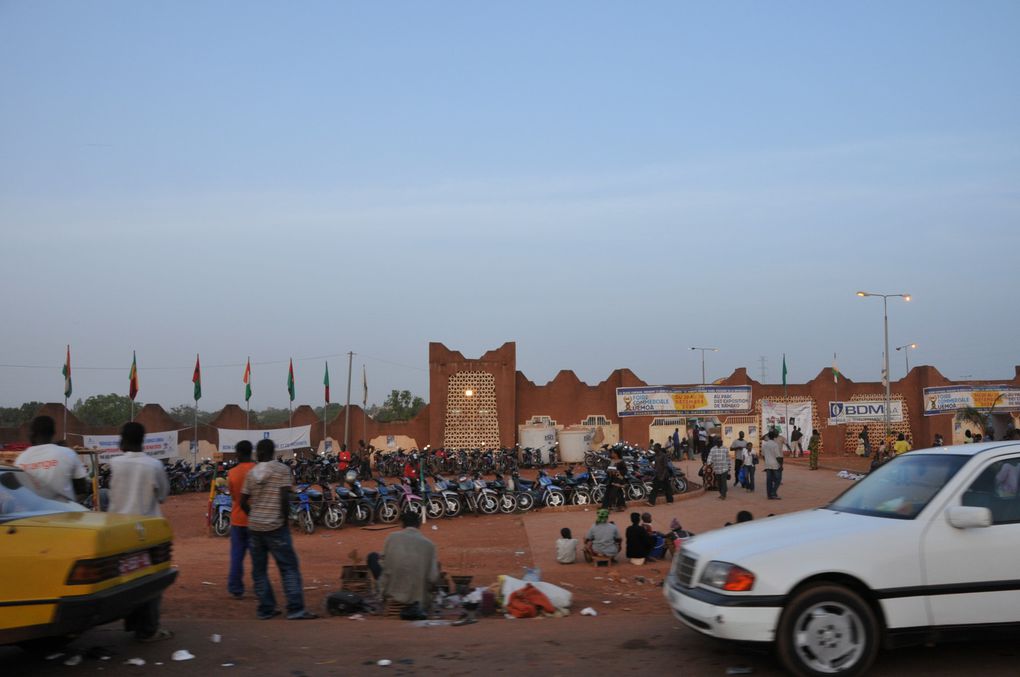 Voyage au pays Dogons, au pied du Sahel et des fameuses falaises de Bandiagara.