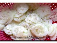 Verrines de cornichons sauce au fromage blanc.