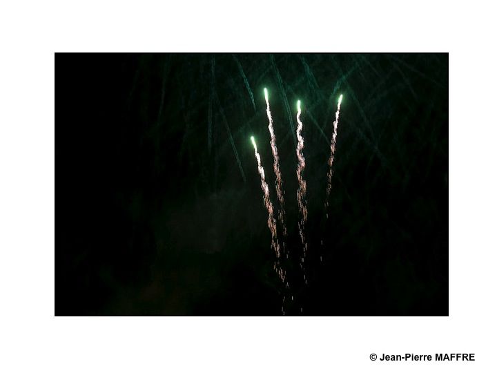 Entrer dans un feu d’artifice grace à un téléobjectif nous permet souvent de découvrir un environnement proche de celui que nous présentent les photos d’astronomie.