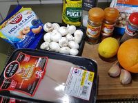 1 - Découper le poulet en lanières dans le sens de la longueur. Peler, dégermer l'ail et l'écraser. Prélever le zeste du citron puis presser le jus, ainsi que celui d'une orange. Mettre le tout dans un plat creux.