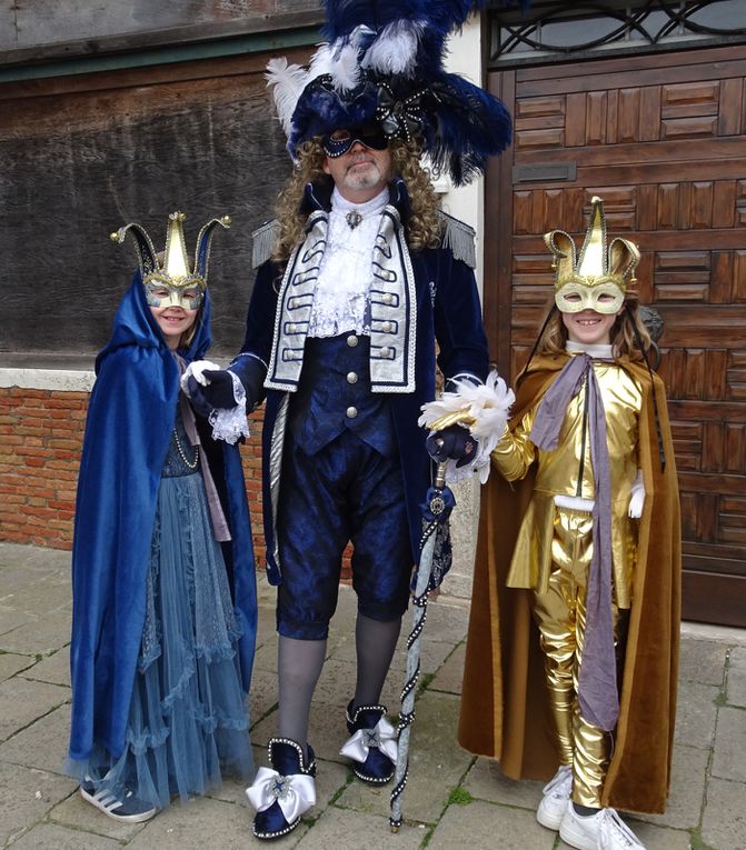 Une semaine à Venise pendant le carnaval avec 3 de nos petits enfants. les festivaliers ont expliqué à Victor que son déguisement de Ussop n'était pas dans le ton et qu'à Venise on était costumé. Dès le lendemain il était costumé en prince avec ses deux princesses et donc dans le ton. Ouffff