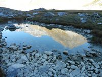 Au Plan des Eaux, les méandres du ruisseau. On peut croiser des canards ou admirer les montagnes qui se reflètent dans les eaux transparentes.