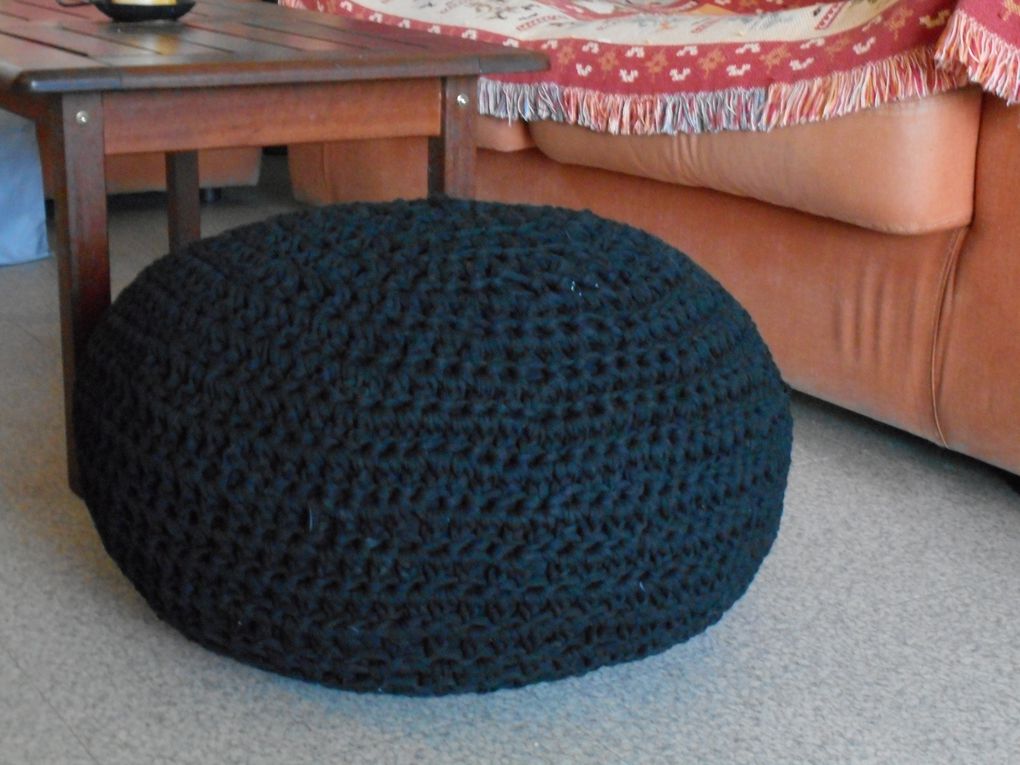 Coussin de sol ou pouf, 55x38, ici noir et beige. 50€, Tapis diam 75cms, 50€