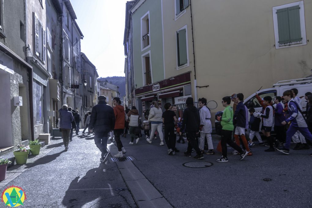 Carnaval des écoles à Saint André les Alpes : un défilé haut en couleur sur le thème des Jeux olympiques.