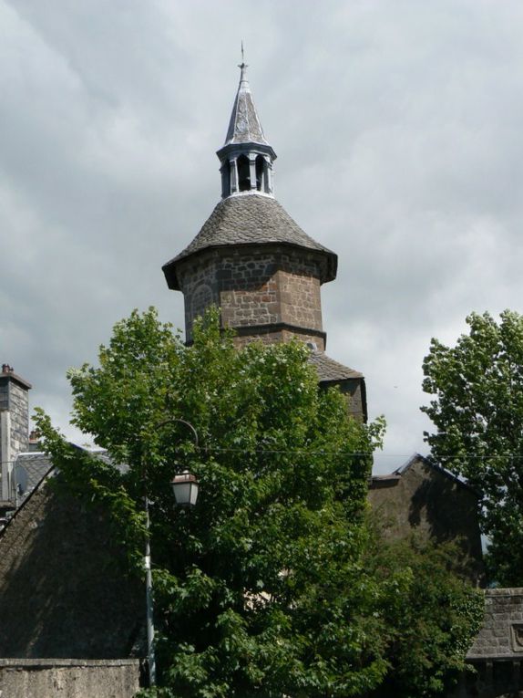 Petit village médiéval du Puy-de-Dôme bien connu pour sa station de sports d'hiver : Super Besse.