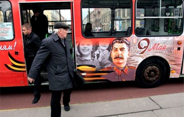 De 2010 à 2016, du bus à la gloire de Staline à Saint-Pétersbourg au bus tchèque faisant la pub pour Auschwitz : les ratés de la mémoire et la banalisation des dictatures.