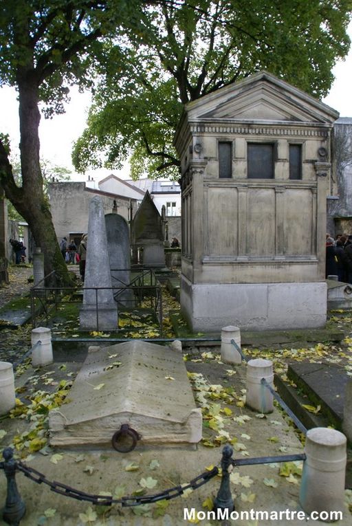 Album  F - Saint Pierre de Montmartre et son  Calvaire