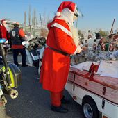 Une centaine de motards bas-rhinois déguisés en père Noël pour distribuer des jouets aux enfants - France Bleu