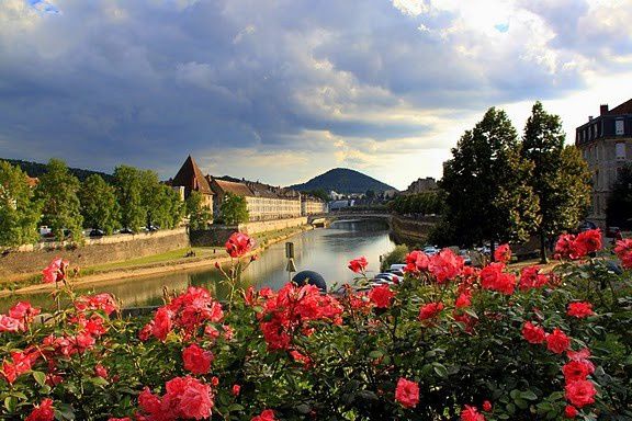 Besançon citée Vauban... Classée au Patrimoine de l'UNESCO...
Son festival international de musique classique...
Les Salines Royales d'Arc et Senans à 45 mn de Besançon classées elles aussi au Patrimoine de l'UNESCO...
Besançon ma ville nat