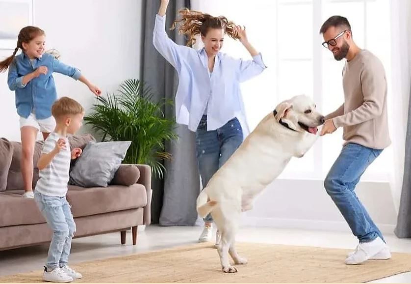une famille joyeuse à la maison