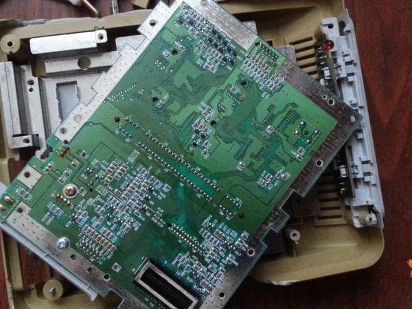 Démontage des Super Famicom et extraction de la carte-mère.