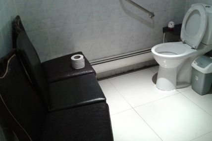 toilettes avec spectateurs
