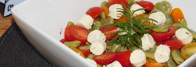 Salade de fèves et tomates cerises.