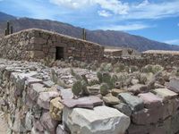 Près de la “palette du peintre” se trouve les ruines de Tilcara (qui signifie étoile filante en quechua): il y a une ancienne fortersse inca. Les petites maisons sont en pierres et les toits sont fait de bois de cactus. Cerca de la “paleta del pintor” se encuentra Tilcara (estrella fugaz en quechua): hay una antigua pucara inca. Las pequeñas casas están en piedra y el techo en madera de caldron.