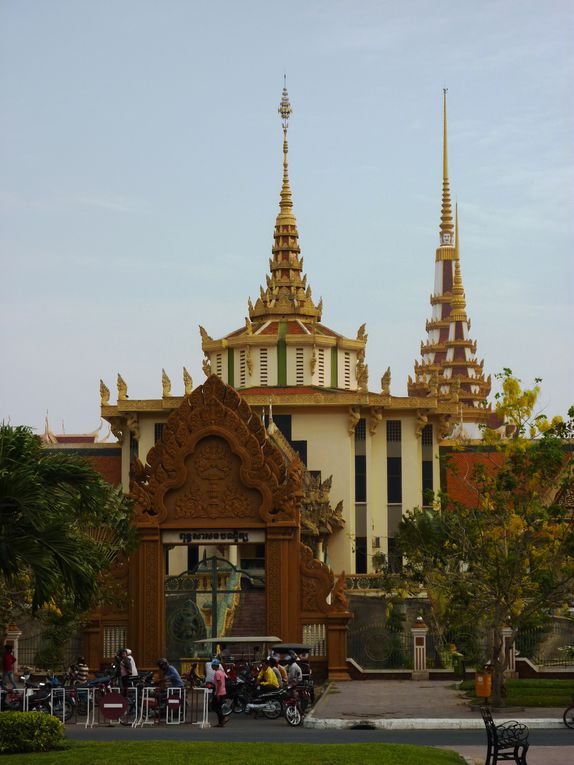 Going to Phnom Penh through the Mekong delta.
!st day in Phnom Penh : viist of the torture camp S-21, match of kick-boxing in the suburbs.
2nd day : Visit of the Killing fields, of a Khmer and Hindu temple, and of a zoo. Animals rest my mind.
3rd and