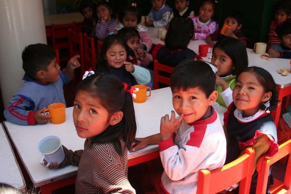 Arequipa : la ville, ses faubourgs, les deux Crèches pour les enfants de mères abandonnées par leur mari, et l'action des bénévoles venus de Bretagne...