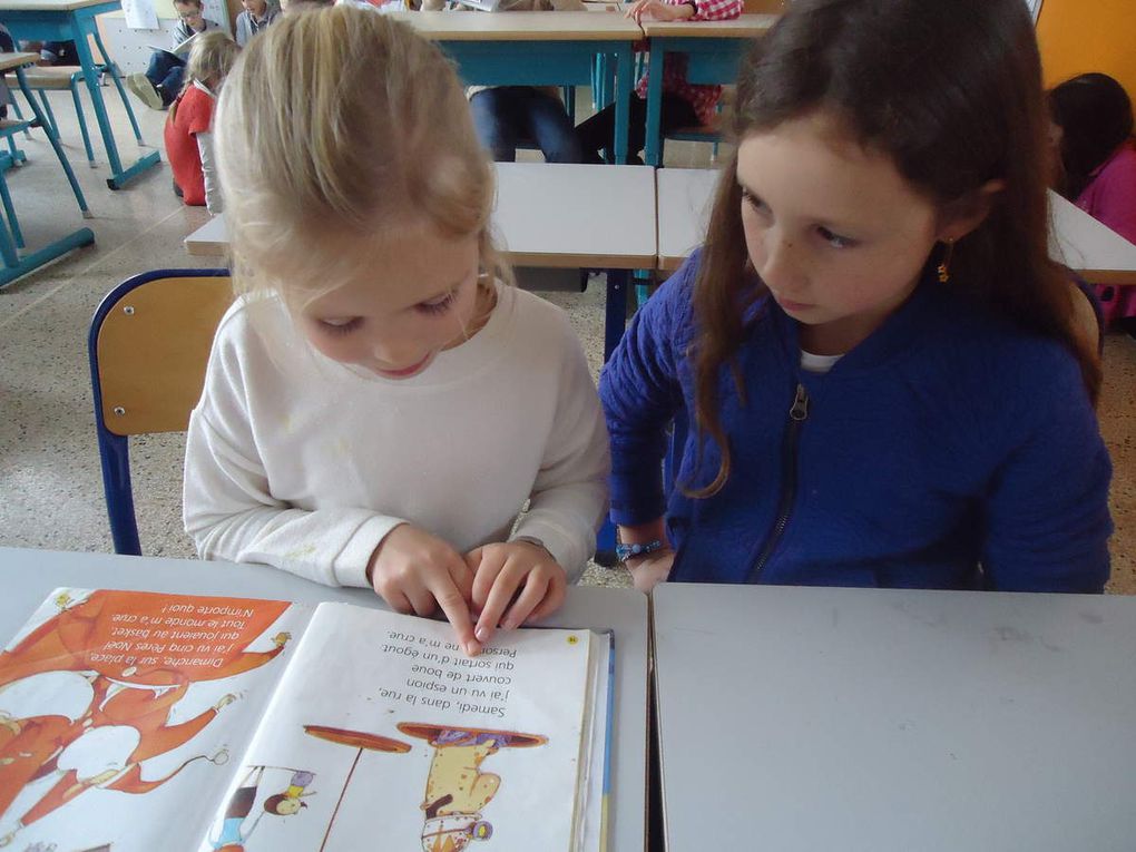 Les CP ont retrouvé leur parrain ou marraine de CM2 pour partager des histoires : une première rencontre avec le livre que chaque enfant de CP avait choisi à la bibliothèque Torchy, une deuxième rencontre autour du manuel Grand Large dont les CM2 se souvenaient encore bien mais cette fois, c'étaient les CP qui lisaient avec fierté !  