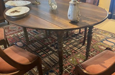 Grande table ovale rustique à volets