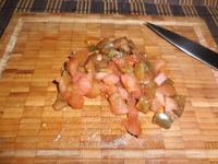 2 -  Découper successivement en petits dès les garnitures choisies, olives noires, tomates séchées, emmental et tomates fraîches épépinées. Les ajouter à la préparation et bien mélanger le tout. Saler et poivrer, votre préparation est terminée !