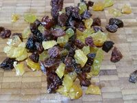 2 - Dans une poêle, faire chauffer le beurre, le sucre roux et le jus du 1/2 citron. Y verser les morceaux de fruits et laisser poêler 3 mn sur feu vif, rajouter les raisins secs macérés et le rhum. Mélanger et laisser encore 1 mn sur le feu.