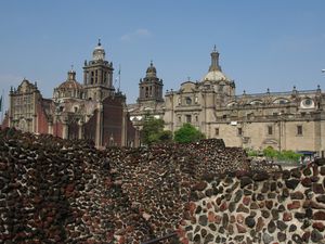 L'aigle et le serpent, emblème du Mexique et les ruines de Tenochtitlan