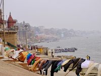 J'ai adoré cette série, ces draps qui symbolisent la langueur et les couleurs des ghats