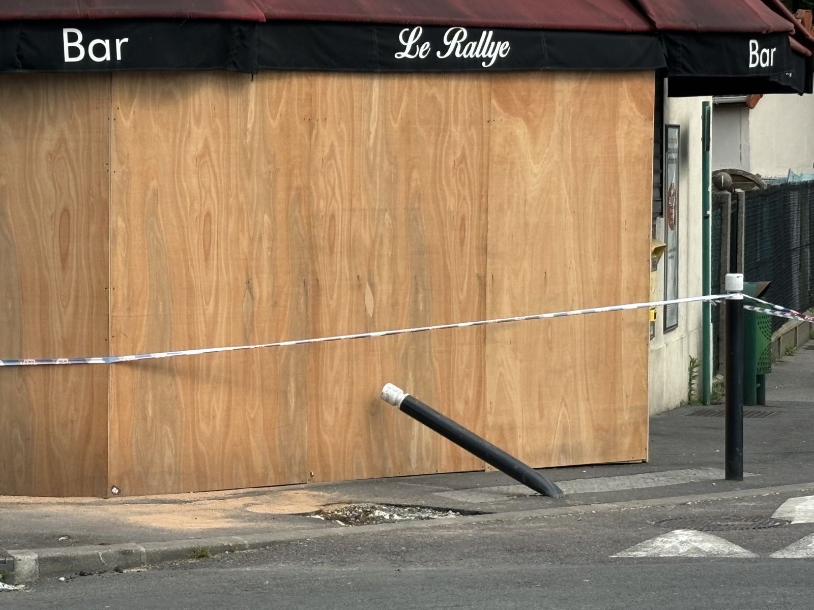 Vidéo. Fermeture du bar Le Rallye à Aulnay-sous-Bois après qu’une camionnette ait défoncé la vitrine 