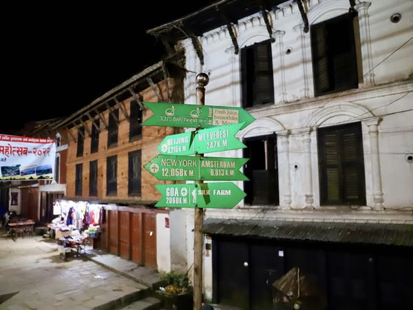 Un délicieux condensé de ce musée Newar à ciel ouvert...un petit village situé en haut d'une crête avec une rue principale piétonnière ornée de vieilles maisons traditionnelles colorées, certaines reconverties admirablement en café ou Lodge...c'est tout petit mais c'est incroyable de charme, d'inventivité et d'énergie....on a même rencontré un indien écrivain scénariste de film, qui restait là quelques jours pour élaborer et écrire un scénario...l'endroit est étonnant car la paix veille dans ce village et tout autour les montagnes semblent le protéger, la vie et le quotidien y sont  apaisants. Je serai bien resté d'ailleurs quelques jours de plus pour découvrir la région !!!