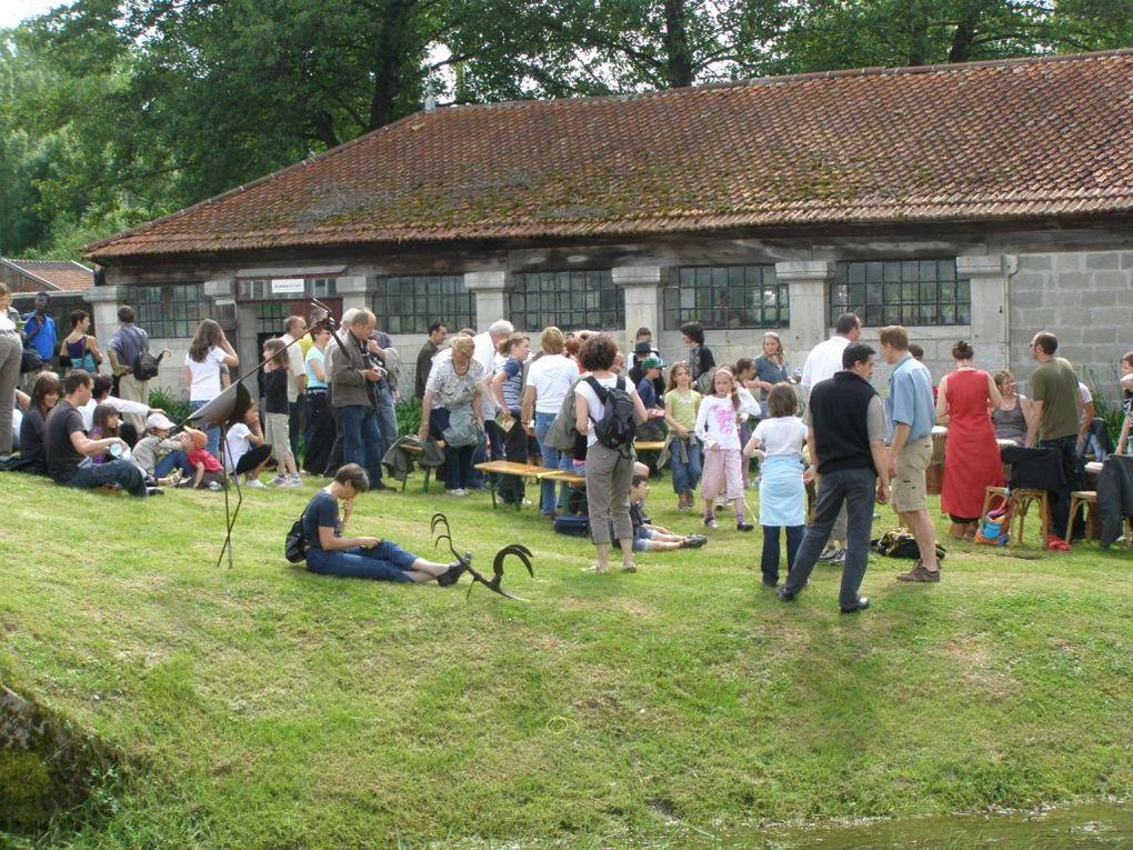 Rétro sur la 3ème édition, pêle-mêle... dans la rue, les salles , les granges et remises... musiques en tous gentres, théâtre, arts du cirque... expos, conférences, démonstrations des savoir-faire...