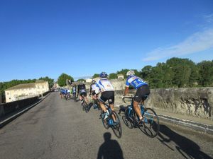 Notre groupe est tellement étoffé que notre défilé tient une longue partie du vieux pont de Pont St Esprit !!!