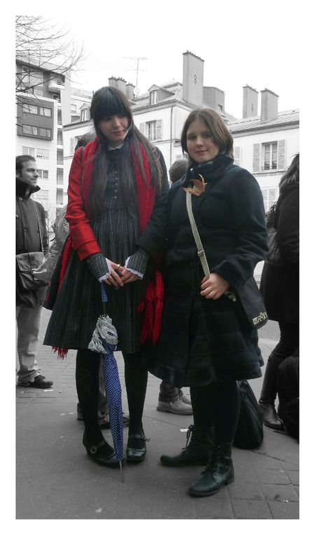 Le 4 mars 2012, Tim Burton signe des autographes de 14h à 16h30 à l'occasion de son exposition à la Cinémathèque de Paris. Quelques portraits de fans. http://www.flickr.com/photos/coxypy