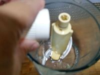 1 - Préparer le beurre de Rhum en versant dans un mixeur : le rhum, la cassonade, l'anis vert et le beurre coupé en morceaux. Mixer le tout pendant quelques instants jusqu'à l'obtention d'un mélange homogène et réserver. Eplucher et découper ensuite l'ananas et les kiwis en gros dés et quartiers.