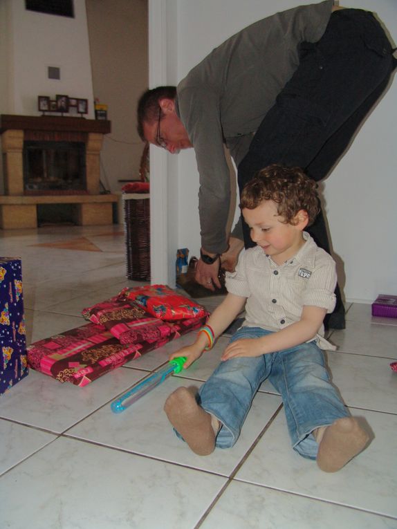 J'ai bien fêté mon anniversaire! D'abord avec mes copains, puis avec ma famille. C'était génial!