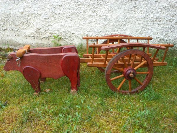 L'attelage de boeufs, emblème de la marque. Ici le joug n'est pas d'origine mais un artisan en a refait une petite série complètement dans l'esprit avec les plans d'époque.