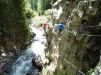 Une succession de traversées sur des cables.