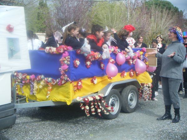 carnaval intercommunal à Eynesse à 28 mars. Les chars comme le ciel étaient magnifiques, sans oublier les mamans et leur superbe perruque !