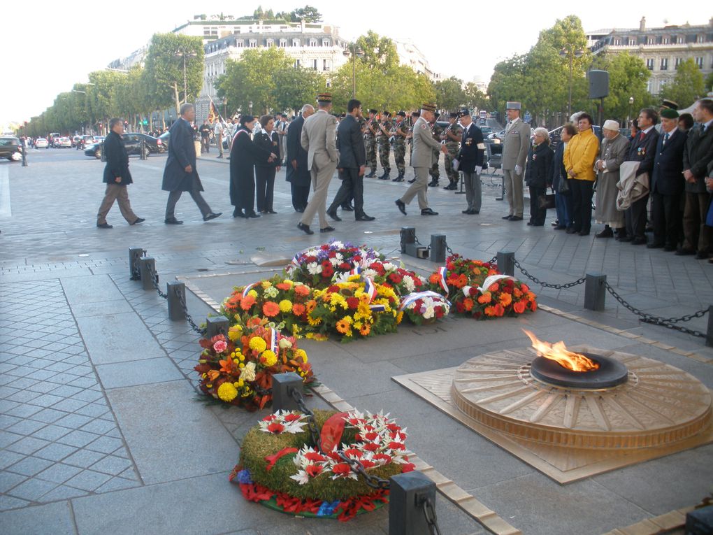 Dépôt d'une gerbe à l'Arc de Triomphe le 25 septembre 2010 à 18h.