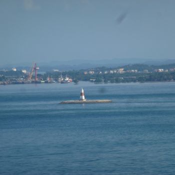 Côte en face de l'île principale de Ujongu - bateaux divers