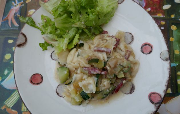 Ravioles au parmesan, courgette et bacon.