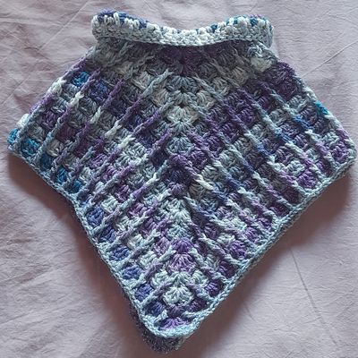 Poncho relief au crochet pour bébé