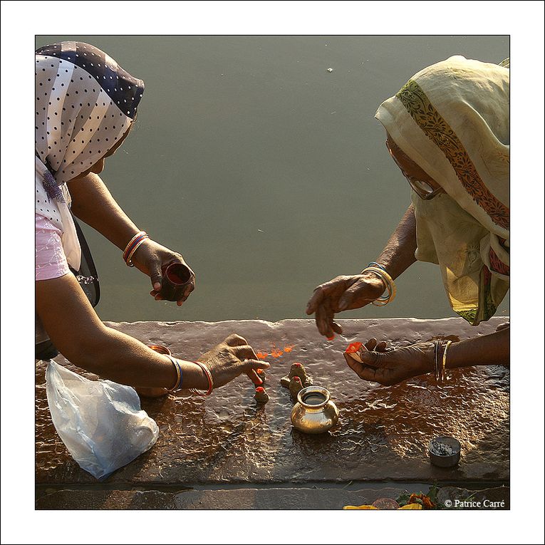 Bénarès, ville sacrée sur le Gange fleuve sacré où les pèlerins hindous de toute l'Inde viennent se purifier ou y mourir / Varanasi, sacred city on the sacred river, the Ganges, where the Hindu indian pilgrims  come to cleanse or to die there.